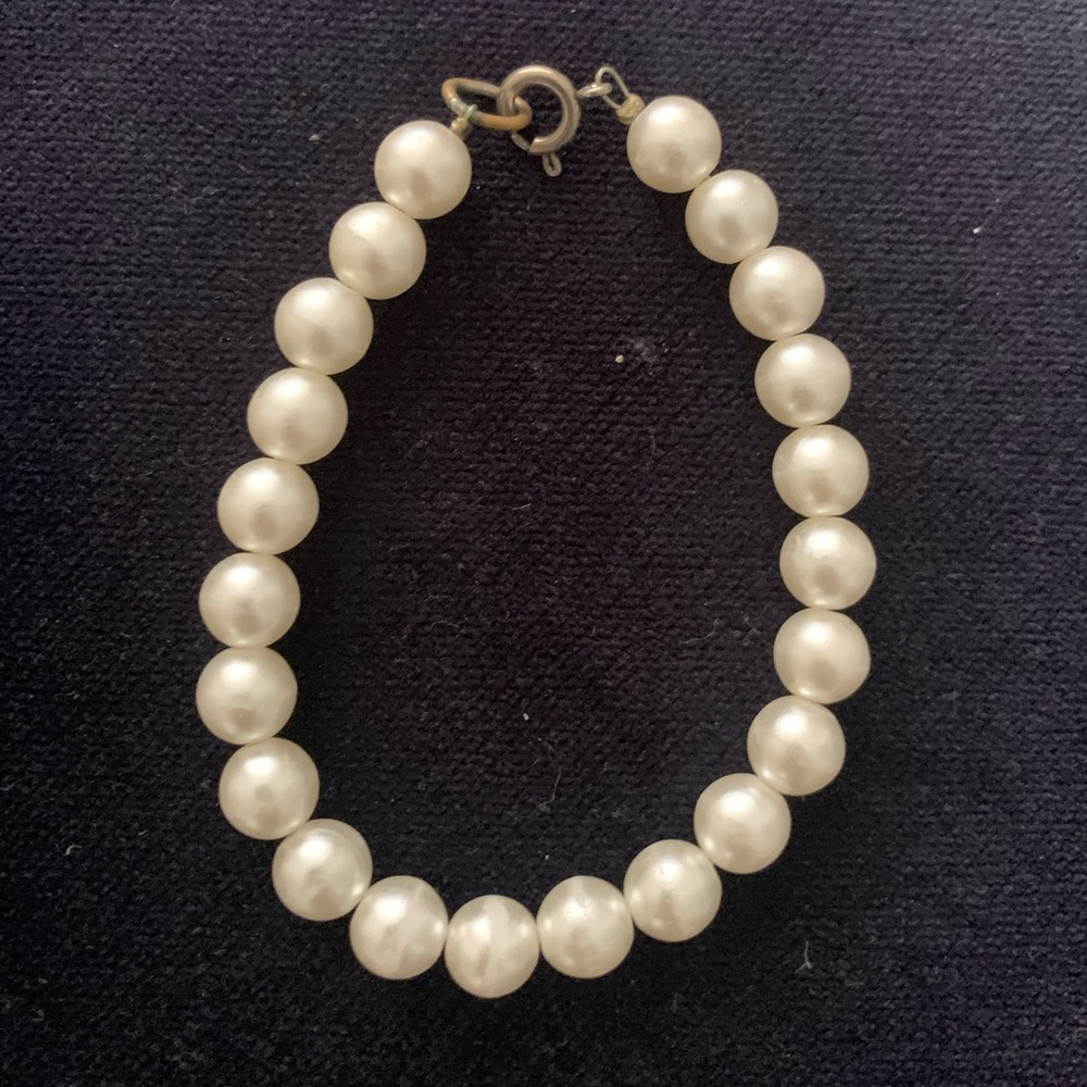 Timeless elegance faux pearl bracelet
